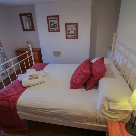 Greenside Traditional Overlooking Caldbecks Duck Pond *