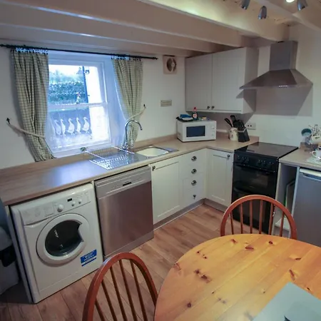 Greenside Traditional Overlooking Caldbecks Duck Pond Feriehus