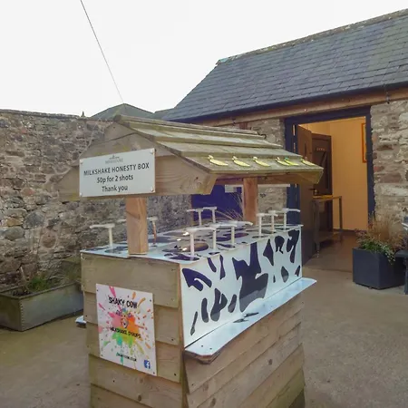 Feriehus Greenside Traditional Overlooking Caldbecks Duck Pond Caldbeck